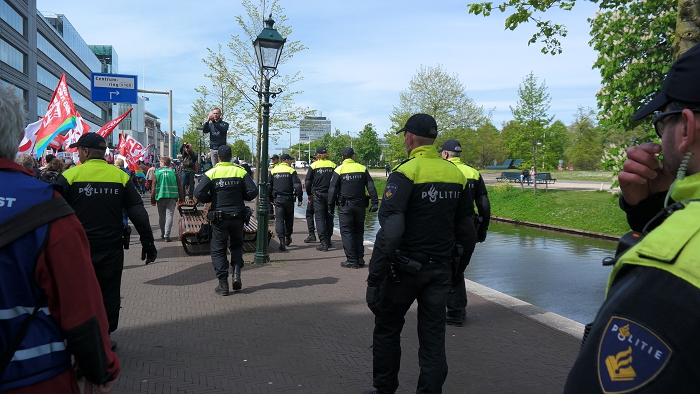 Alleen naast ons blok: flinke aantallen agenten.