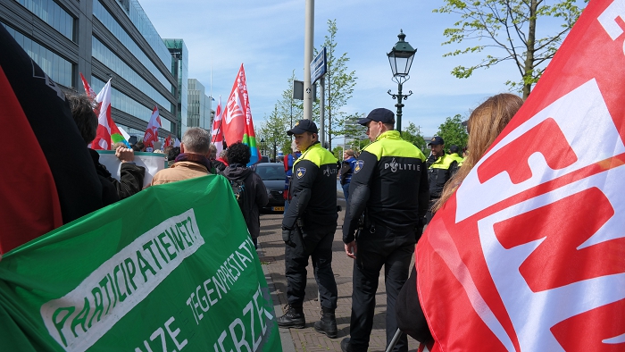 FNV-solidariteit: demonstranten voortdurend in de gaten laten houden.