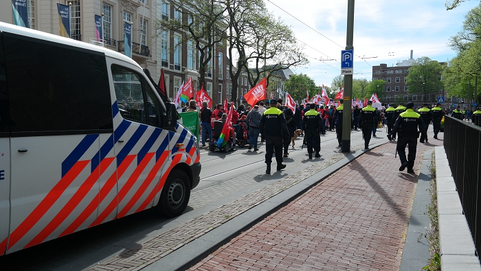 Ons blok achter het busje en de agenten