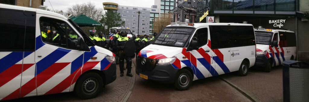 Politiebussen en M.E.-ers blokkeren het Max Euweplein.