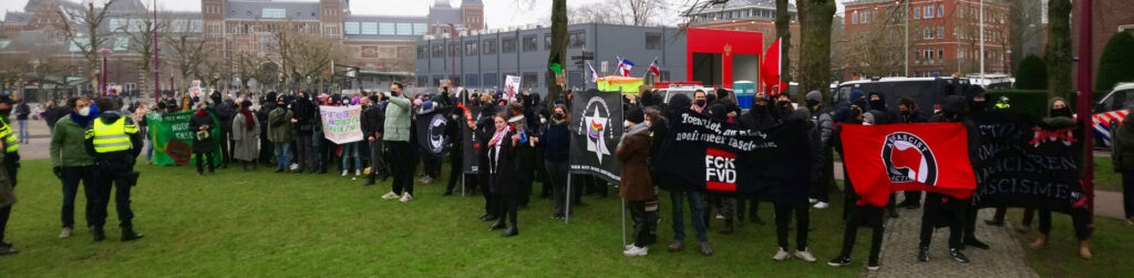 Een stuk of honderd anti-fascistische demonstranten op het Museumplein.