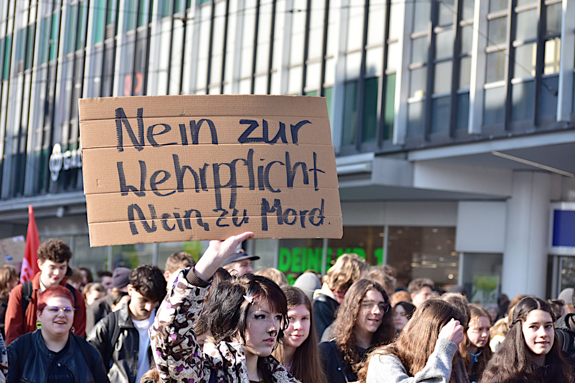 Laat je niet voor de gek houden! - Een groet aan de scholieren van de schoolstaking tegen de dienstplicht | Doorbraak.eu
