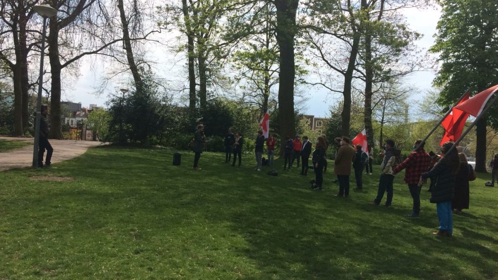 1 mei-demonstranten in een park