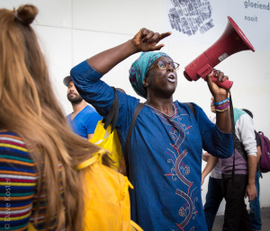 Olave Basabose in actie tijdens de Rotterdamse Pride Walk. (Foto: Dave Koster)