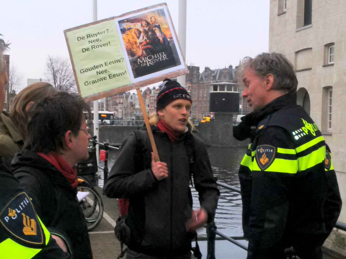 Politie komt bij de persdag uitleggen dat de vrijheid van meningsuiting, die de afgelopen weken zo is bejubeld, toch maar even buiten werking is gesteld.