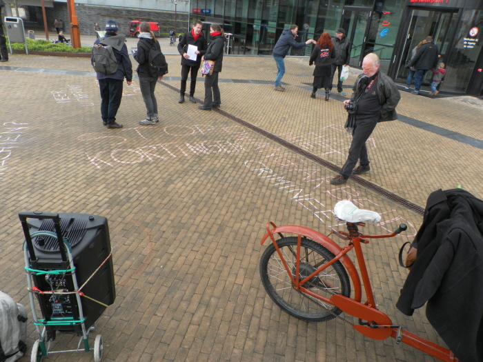 Overal groepjes actievoerders in gesprek op het Uitbuiterplein.