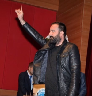 Zanger Ozan Manas maakt het Grijze Wolven-gebaar, de Turkse variant van de Hitlergroet.