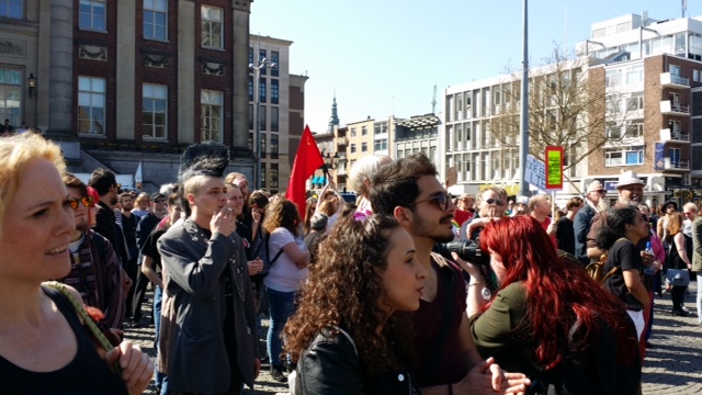 Vrolijke diverse demonstratie. (Foto: Sjaak Platzak)