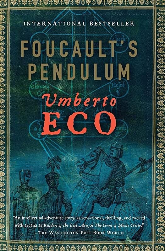 Omslag van 'De slinger van Foucault' van Umberto Eco. Een blauwe achtergrond met een middeleeuws aandoende afbeelding van enkele ridders, waarvan eentje op een steigerend paard.