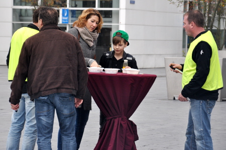 Gratis pepernoten in ruil voor een handtekening.