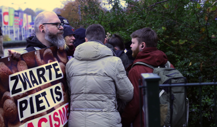 Onsolidaire mensen trachten tevergeefs door de struiken te kruipen om de versperring te omzeilen (foto: Johan Janssen)