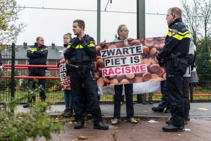 Agenten hebben de versperring met geweld beëindigd.