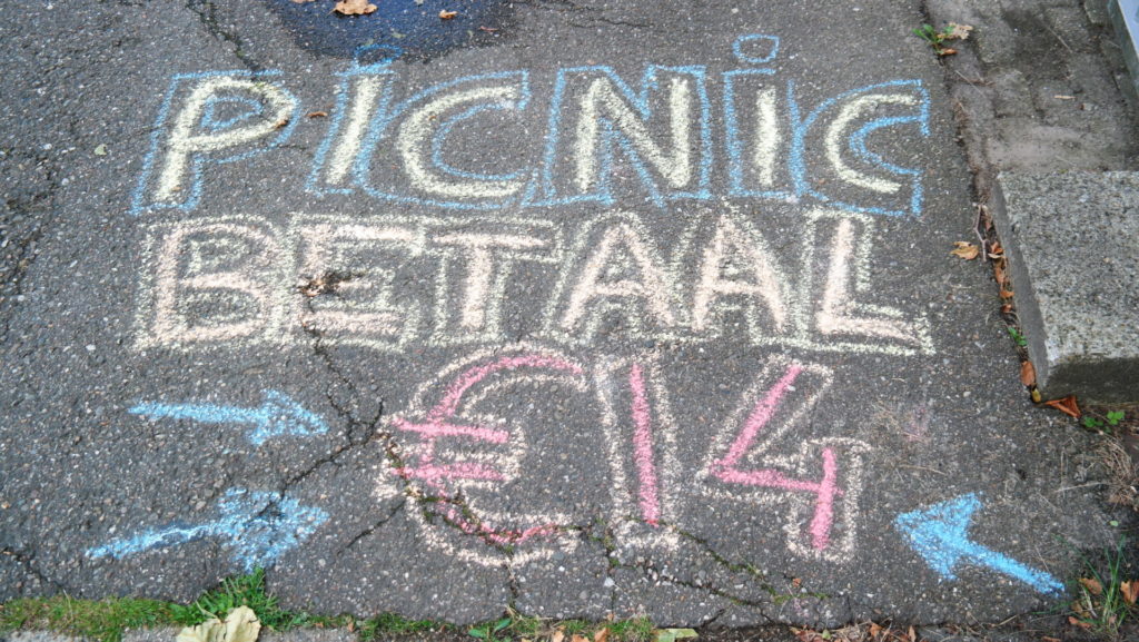 Krijttekst op straat: "Picnic betaal € 14".