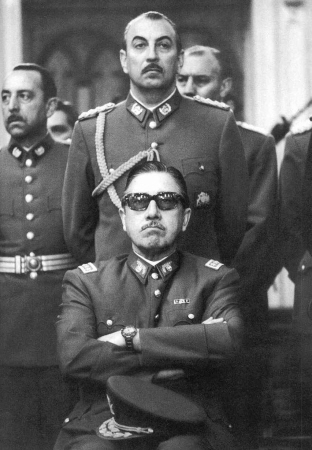 Over machismo gesproken: Augusto Pinochet.