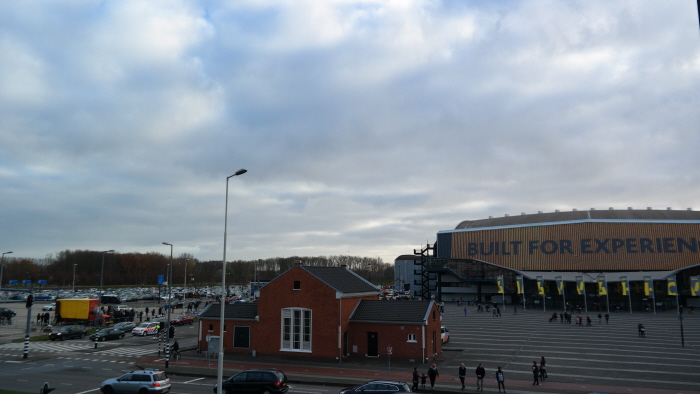 Helemaal links bij de gele truck ons hok, helemaal rechts de ingang van Ahoy.