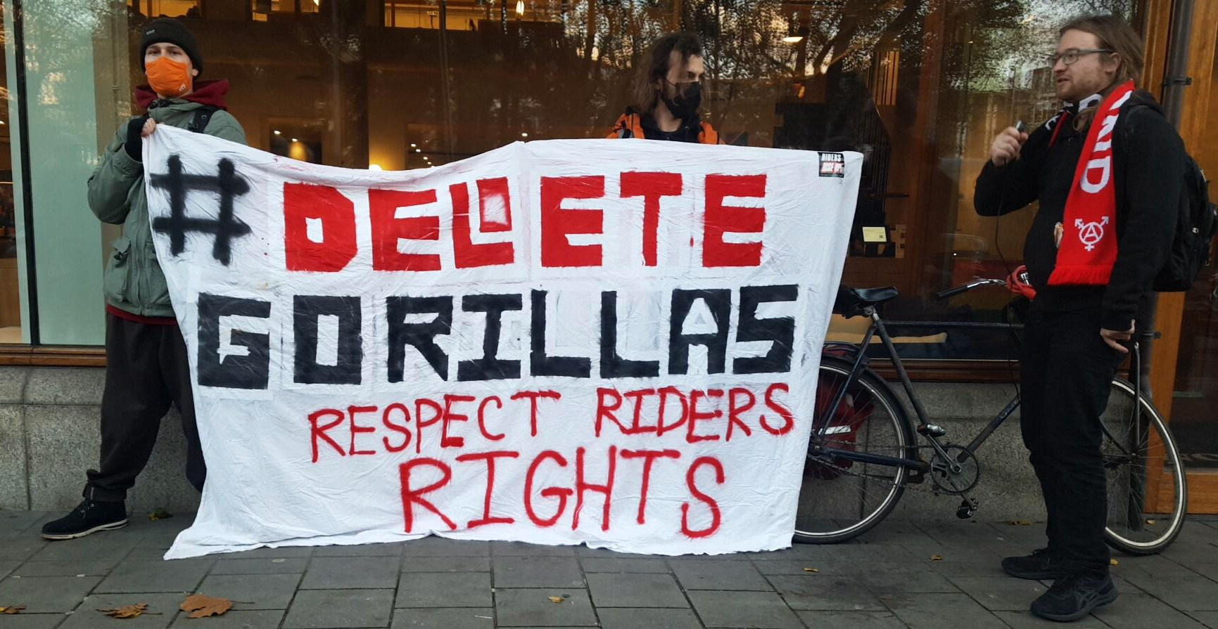 Radical Riders in actie bij het internationale hoofdkantoor van ...
