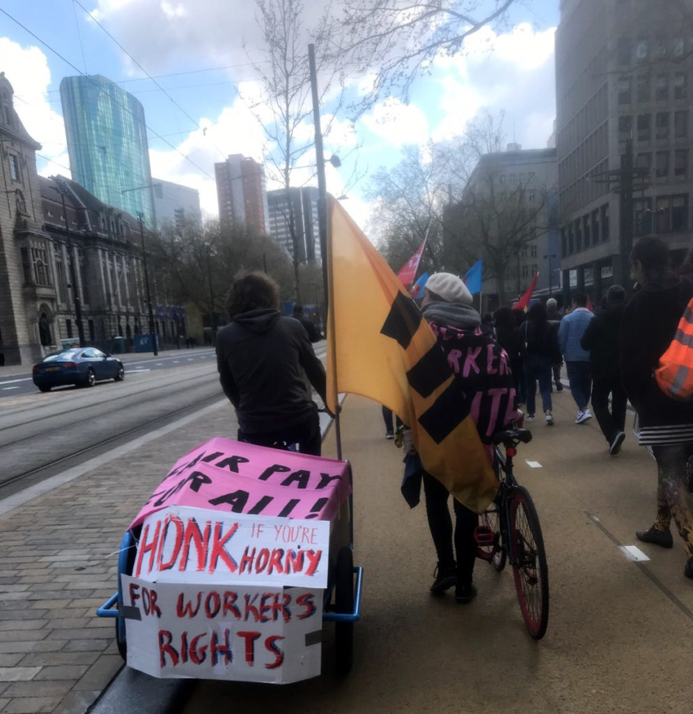 1 mei-demonstranten lopen langs het stadhuis van Rotterdam.