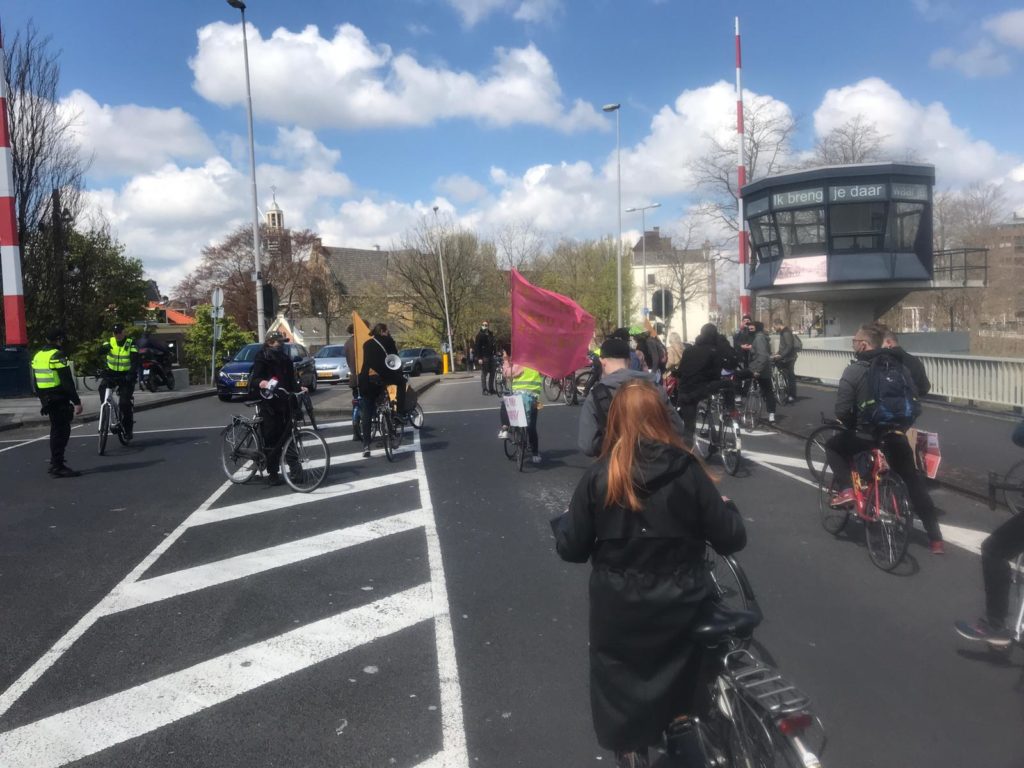 Fietsende 1 mei-demo.