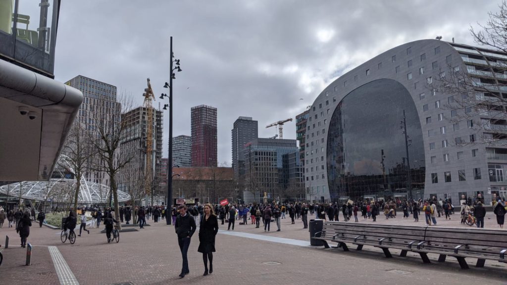 De Markthal en Station Blaak met daartussen tientallen demonstranten.