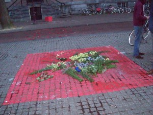 Bloemen op het Red Square na de ontruiming van het Maagdenhuis.