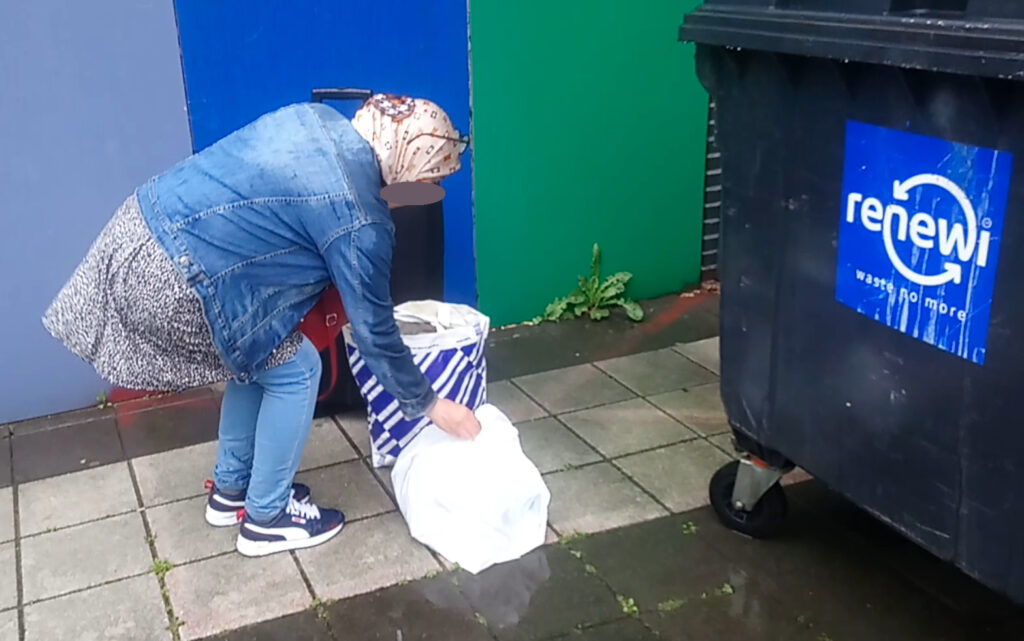 Maria vindt haar spullen in de stromende regen naast de vuilniscontainer. In een witte plastic zak zitten haar medicijnen, vanwege onder andere borstkanker.