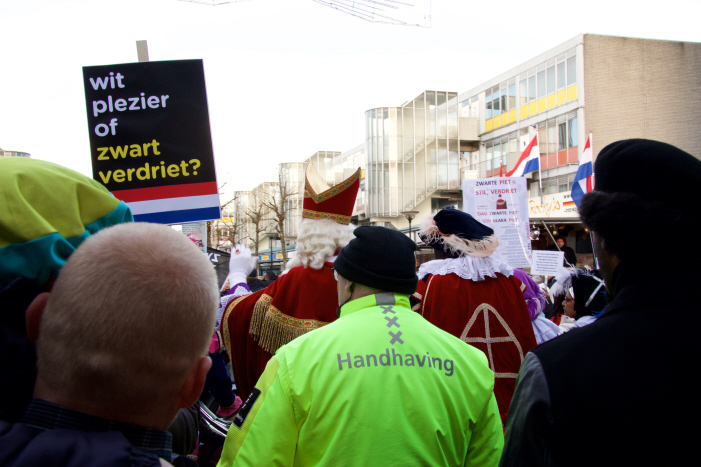 Anti-blackface activisten midden in de optocht met een heldere boodschap. (foto: Jaye Brunsveld)