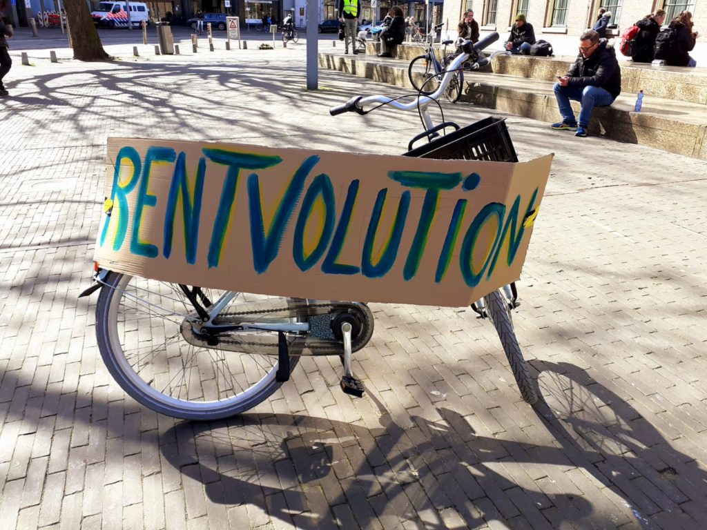Een fiets met daaraan een bord met de tekst "Rentvolution".