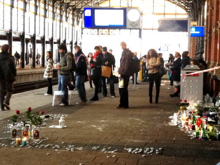 Station Hollands Spoor: bloemen en waxinelichtjes ter nagedachtenis aan de door de politie vermoorde Rishi Chandrikasing. (Foto: Gregor Eglitz)