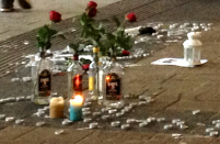 Station Hollands Spoor: bloemen en waxinelichtjes ter nagedachtenis aan de door de politie vermoorde Rishi Chandrikasing. (Foto: Gregor Eglitz)