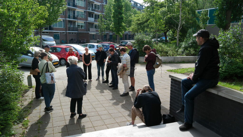 Twintig demonstranten staan voor de deur van het Rosa Manus.