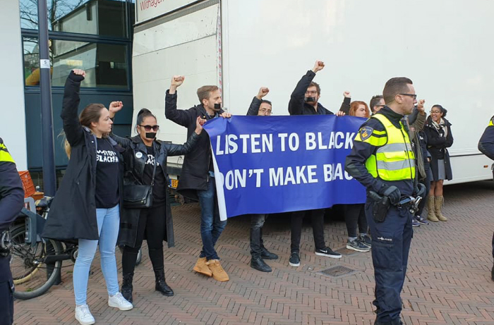 Spandoekactie op Grotekerkplein ("Listen to black voices, don't make blackfaces")