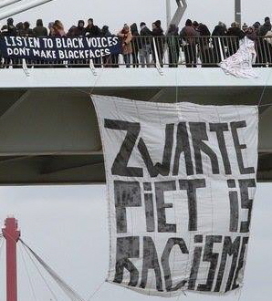 Het spandoek afgelopen zaterdag aan de Rotterdamse Erasmusbrug. Van het A4-spandoek zijn helaas geen foto's.