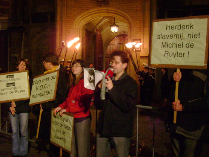 7 november 2007. Doorbraak-actie bij de ingang van de Nieuwe Kerk op de Dam in Amsterdam tegen een besloten feestje in het kader van het Michiel de Ruyter-jaar. Met actieborden als "Herdenk slavernij, niet Michiel de Ruyter!", "De Ruyter legde de basis voor de slavernij", "Weg met de V.O.C.-mentaliteit" en "Tegen nationalisme, tegen verheerlijking De Ruyter". 