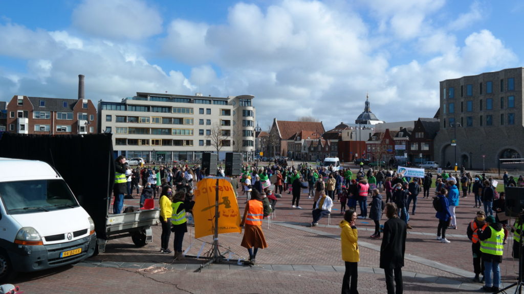 Een overzicht van het plein met vele tientallen demonstranten.