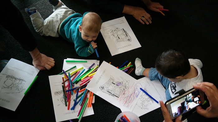 De flex-crèche is naar binnen verhuisd en er worden kleurplaten ingekleurd (ook door volwassenen).