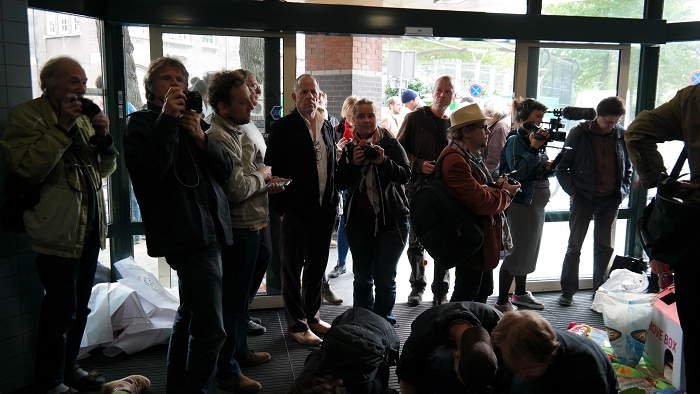 Er waren ongeveer 50 mensen aanwezig, waaronder een aantal journalisten.