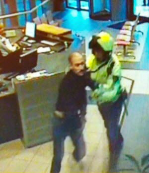 Moes Sealiti en de agressieve agent op het politiebureau. (Beeld uit de video.)