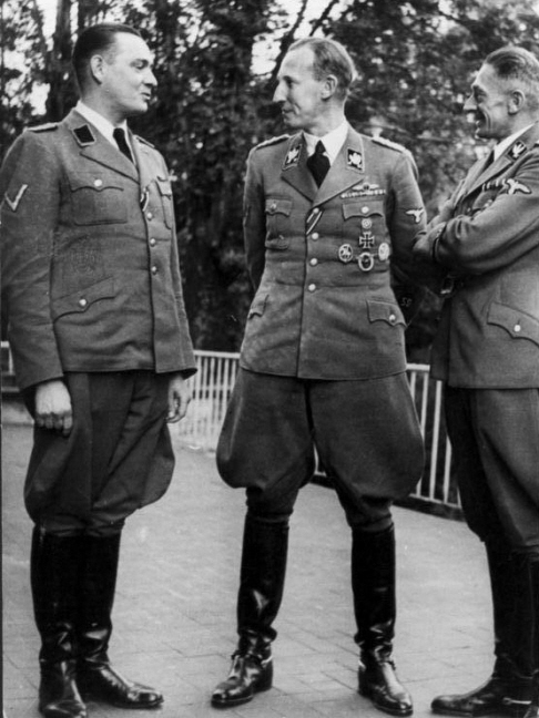 Van links naar rechts: Horst Böhme, Reinhard Heydrich en Karl Hermann.