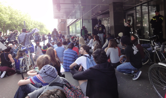 Een sit-in en een minuut stilte bij het IND-kantoor.