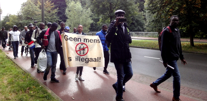 "Geen mens is illegaal"-spandoek in de demonstratie.