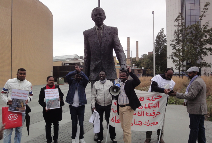 Bij het standbeeld van Nelson Mandela.