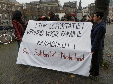 Het spandoek van Gezi Solidariteit Nederland bij het protest van 14 november bij de Tweede Kamer.