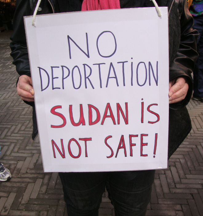 Spandoek bij de demonstratie tegen deportatie van Soedanese vluchteling.