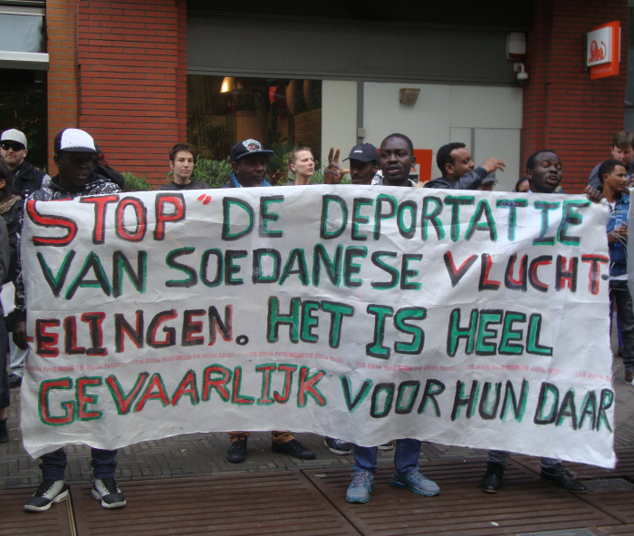 Spandoek bij de demonstratie tegen deportatie van Soedanese vluchteling.