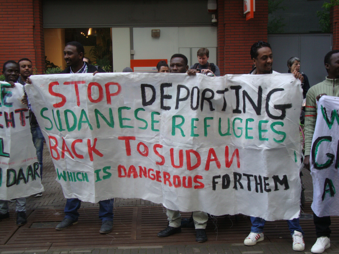 Spandoek bij de demonstratie tegen deportatie van Soedanese vluchteling.