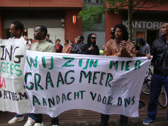 Spandoek bij de demonstratie tegen deportatie van Soedanese vluchteling.