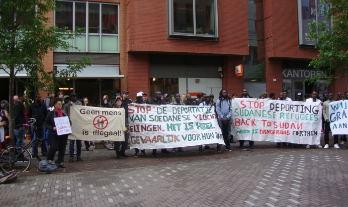 Spandoeken bij de demonstratie tegen deportatie van Soedanese vluchteling.