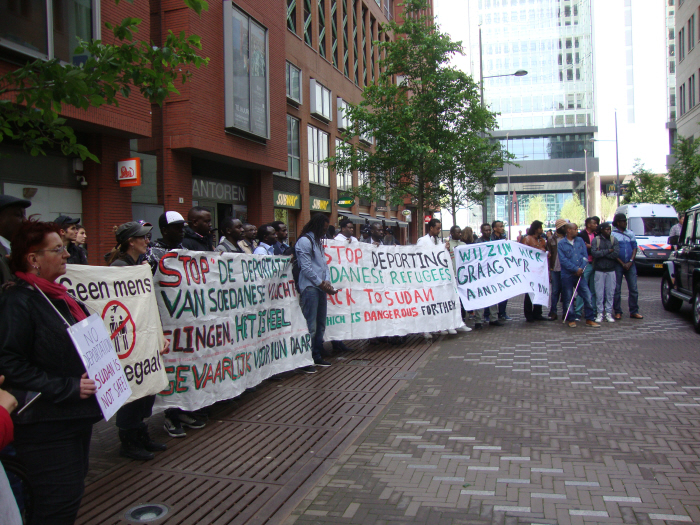 Spandoeken bij de demonstratie tegen deportatie van Soedanese vluchteling.