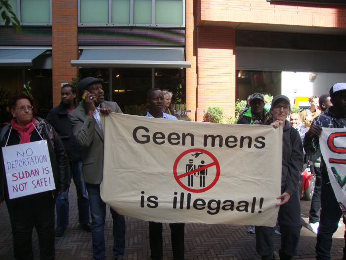 Spandoek bij de demonstratie tegen deportatie van Soedanese vluchteling.