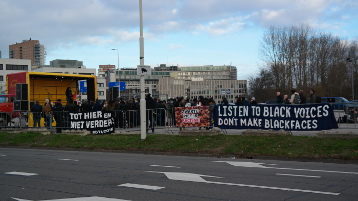 Spandoeken aan de hekken van het hok.